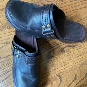 Excellent used condition brown clogs from White Mountain